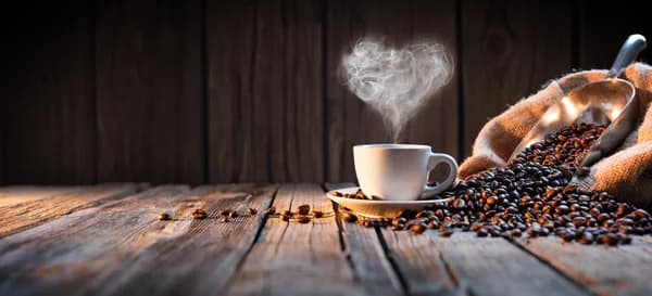 Taza de cafe con vapor en forma de corazon